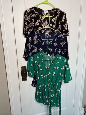 *LOT OF 3* SIENNA SKY | Dressy Workwear Faux Wrap V Neck Flutter Sleeve Blouses